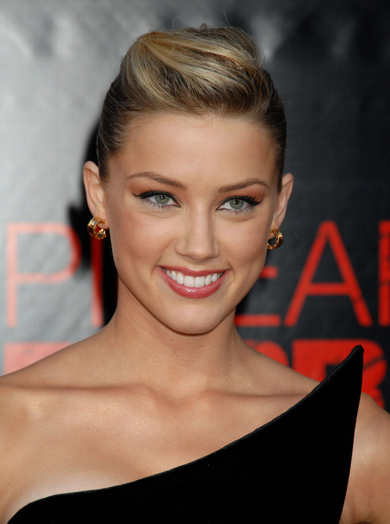 Amber Heard leaked wallpapers