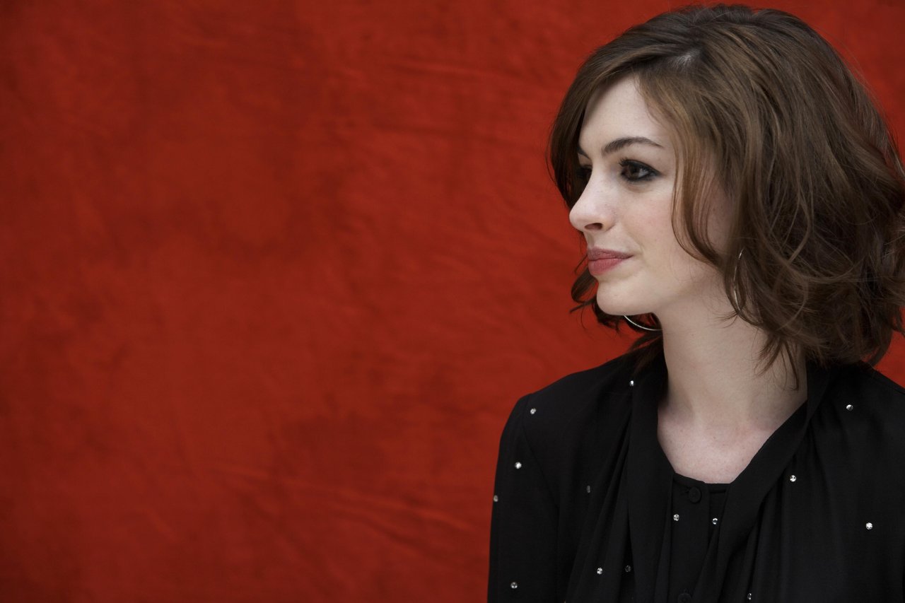 Anne Hathaway leaked wallpapers