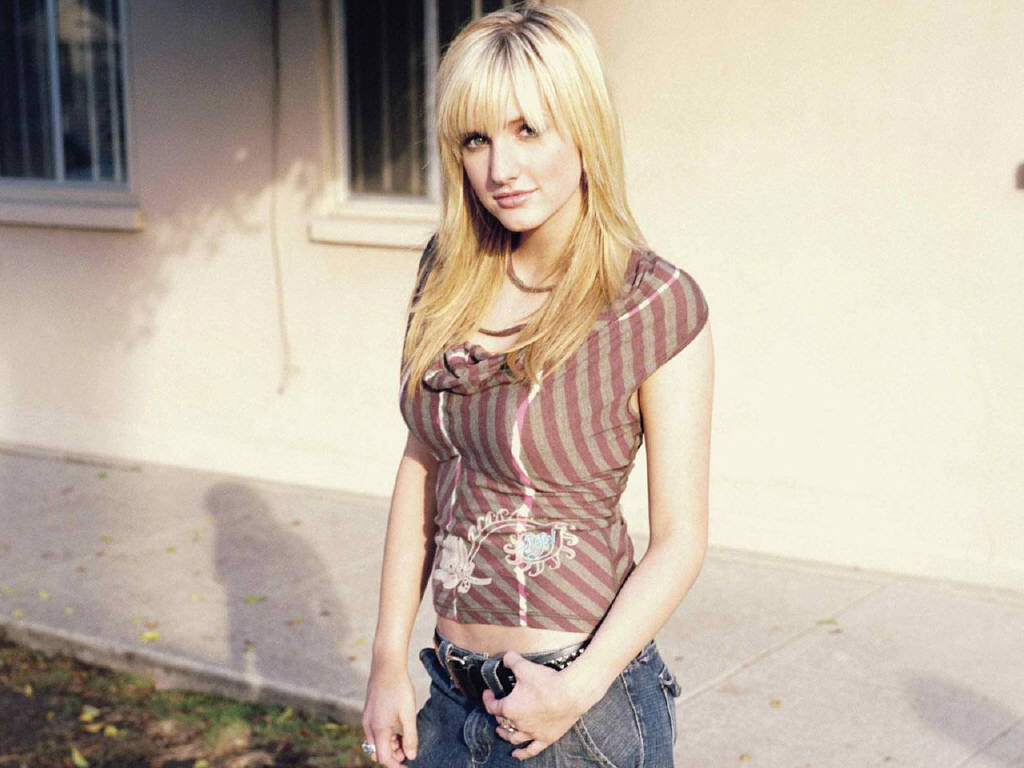 Ashlee Simpson leaked wallpapers