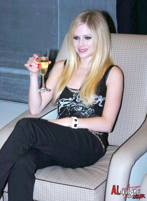 Avril Lavigne leaked wallpapers