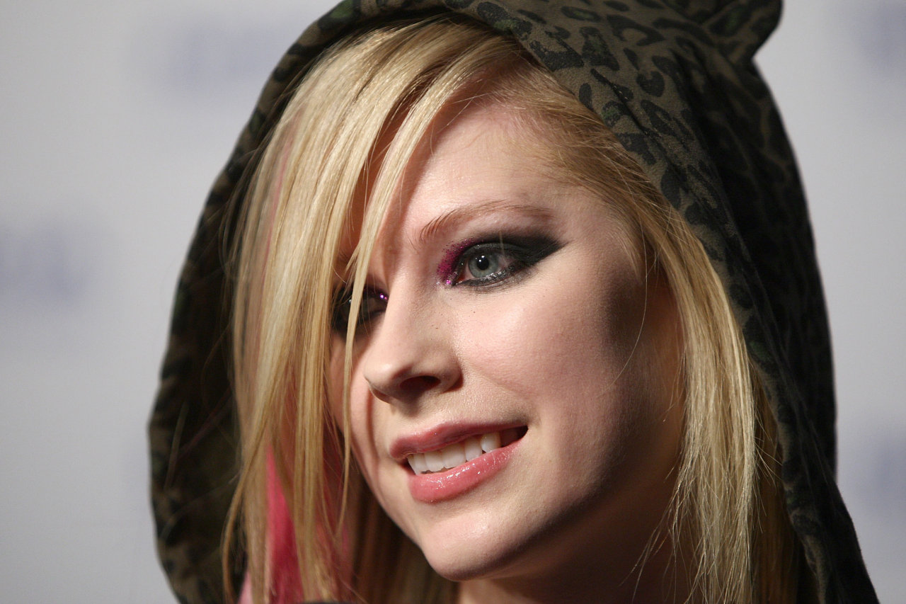 Avril Lavigne leaked wallpapers