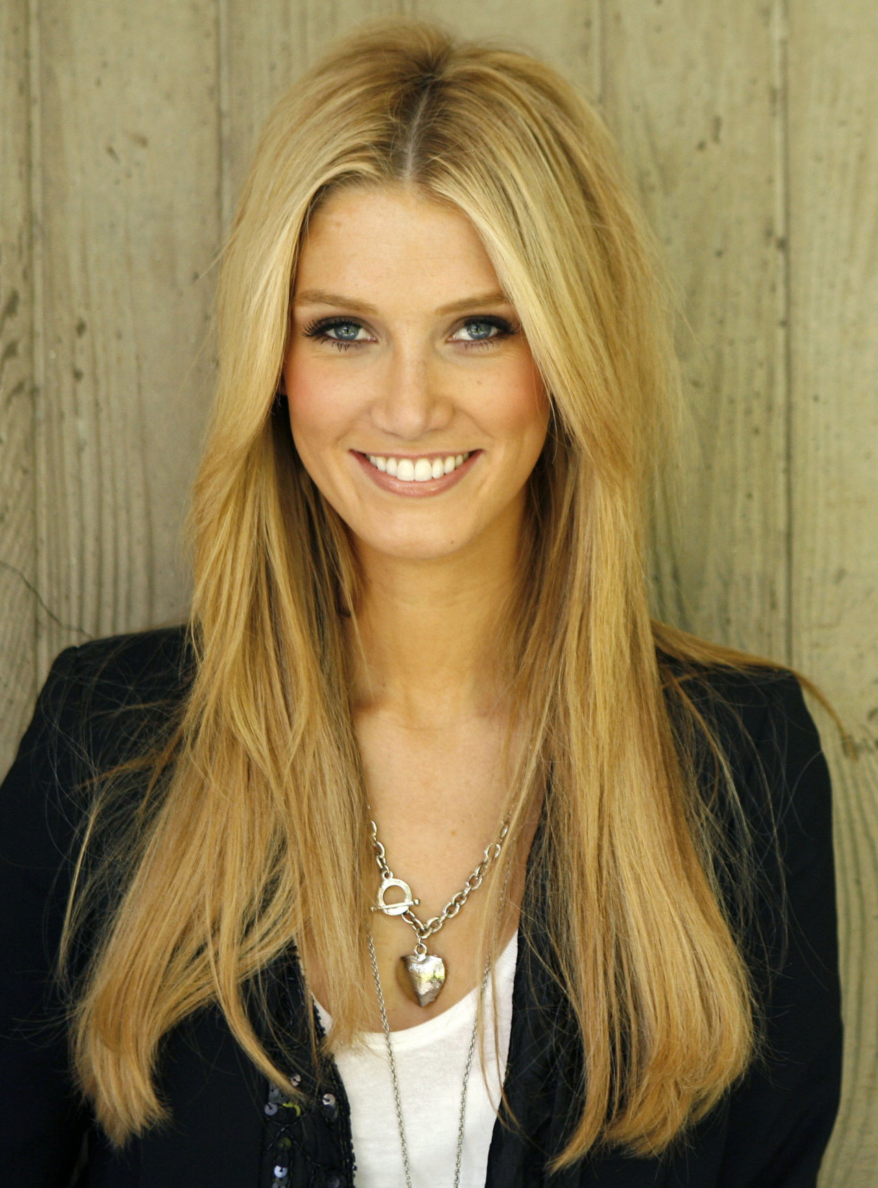 Delta Goodrem leaked wallpapers