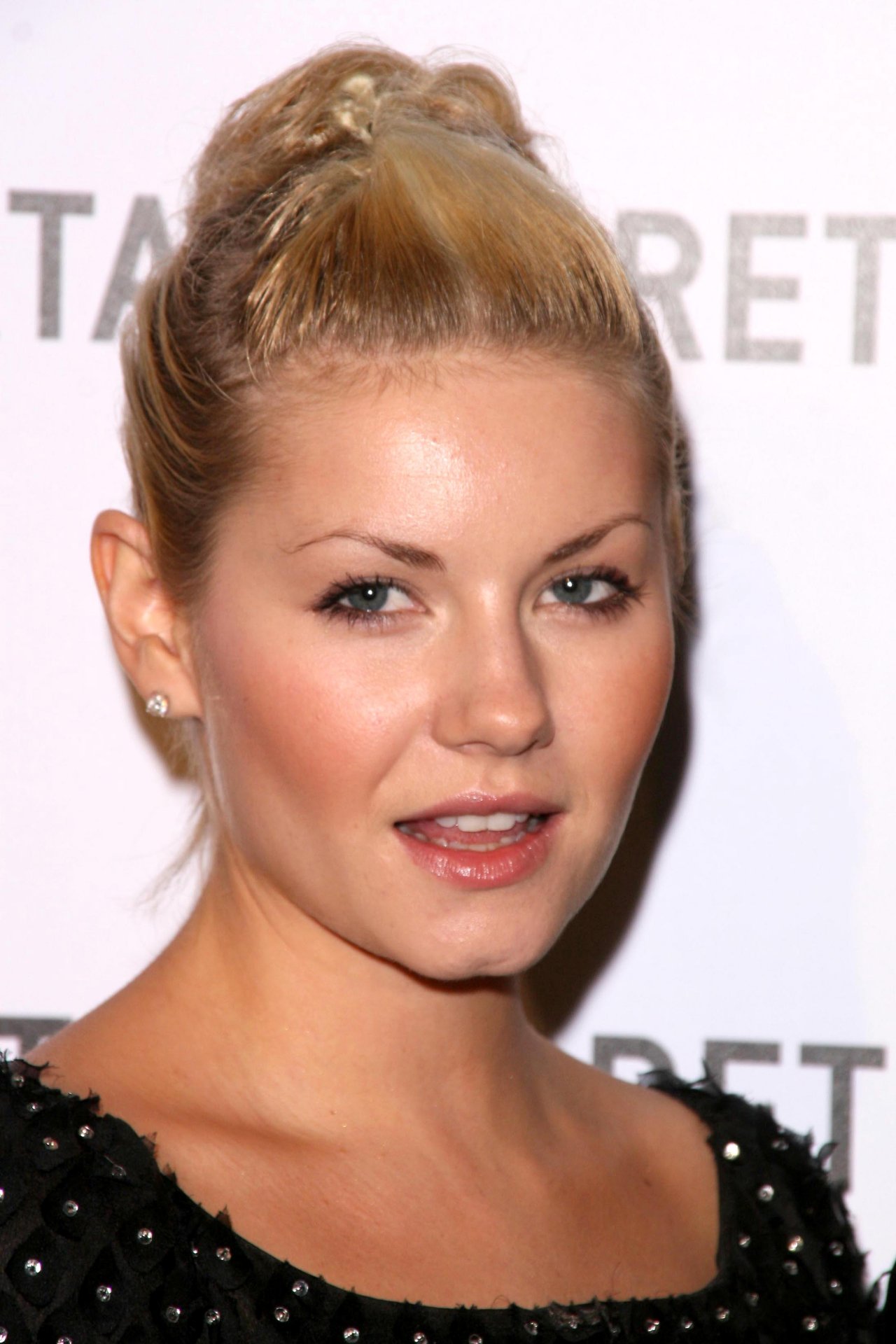 Elisha Cuthbert leaked wallpapers