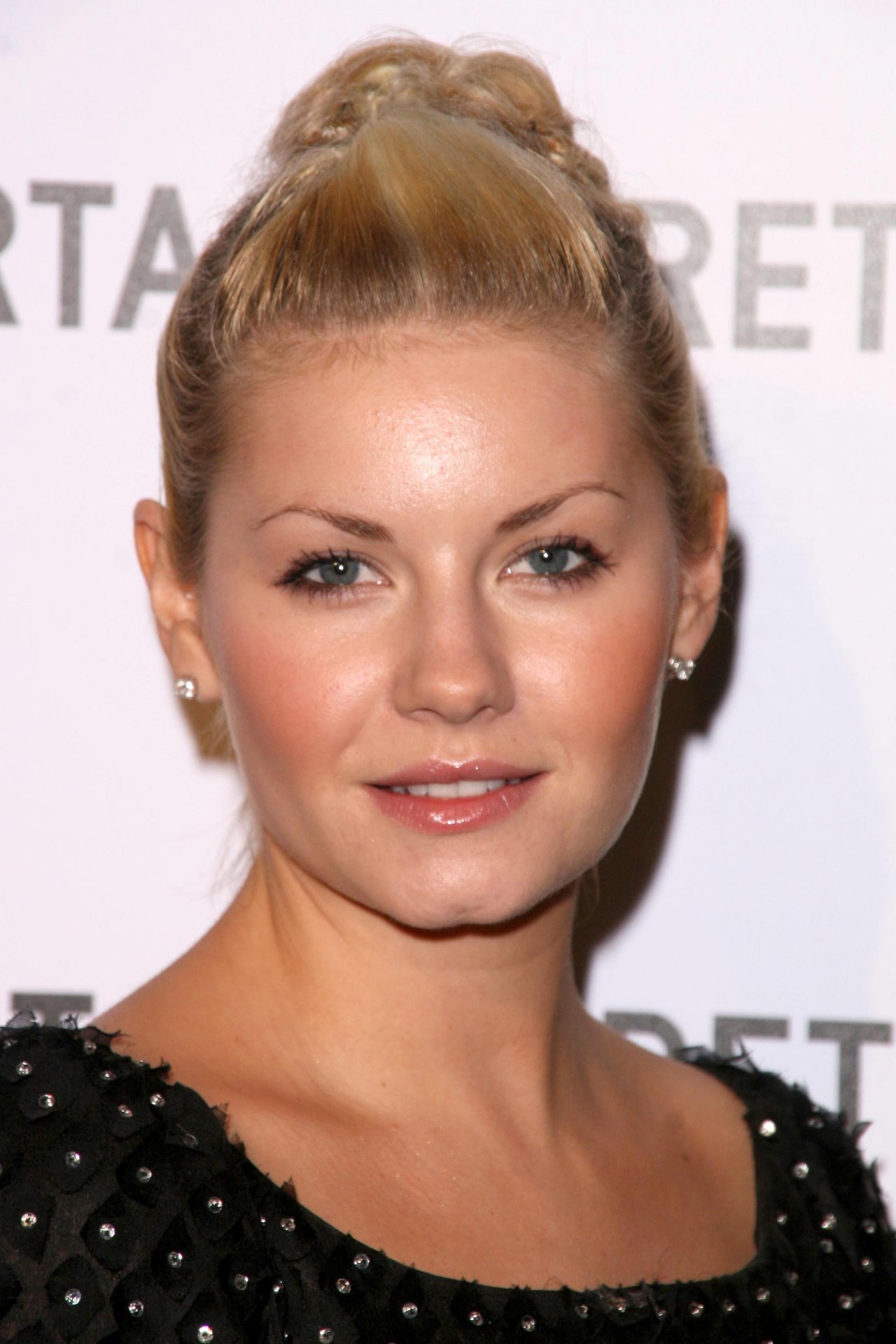 Elisha Cuthbert leaked wallpapers