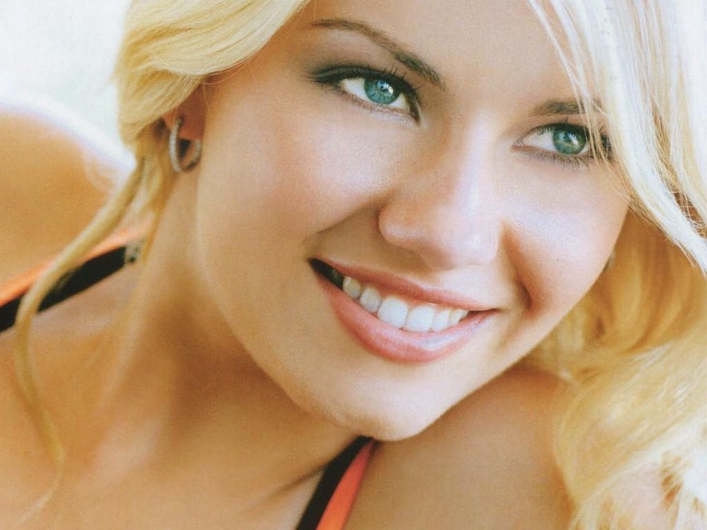 Elisha Cuthbert leaked wallpapers