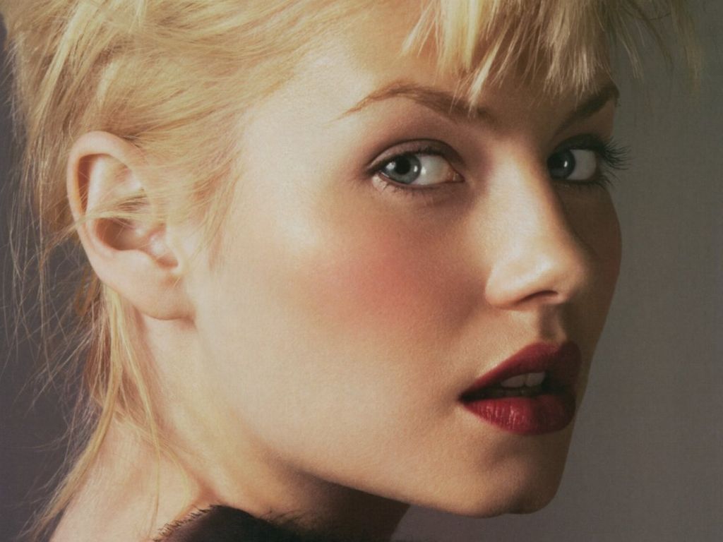 Elisha Cuthbert leaked wallpapers