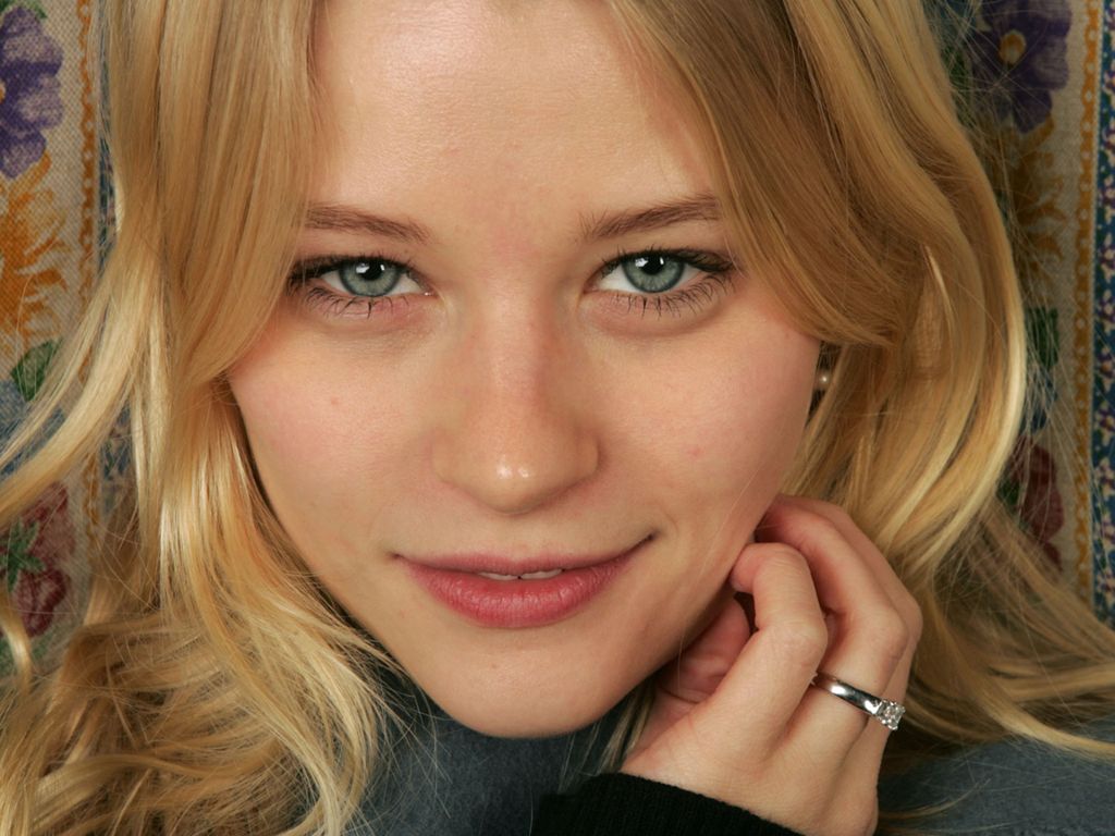 Emilie de Ravin leaked wallpapers