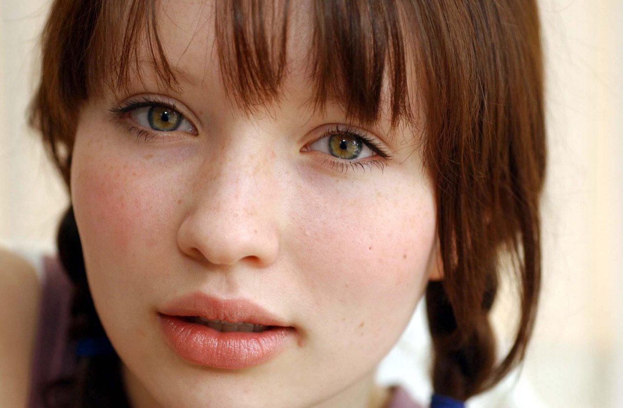 Emily Browning leaked wallpapers