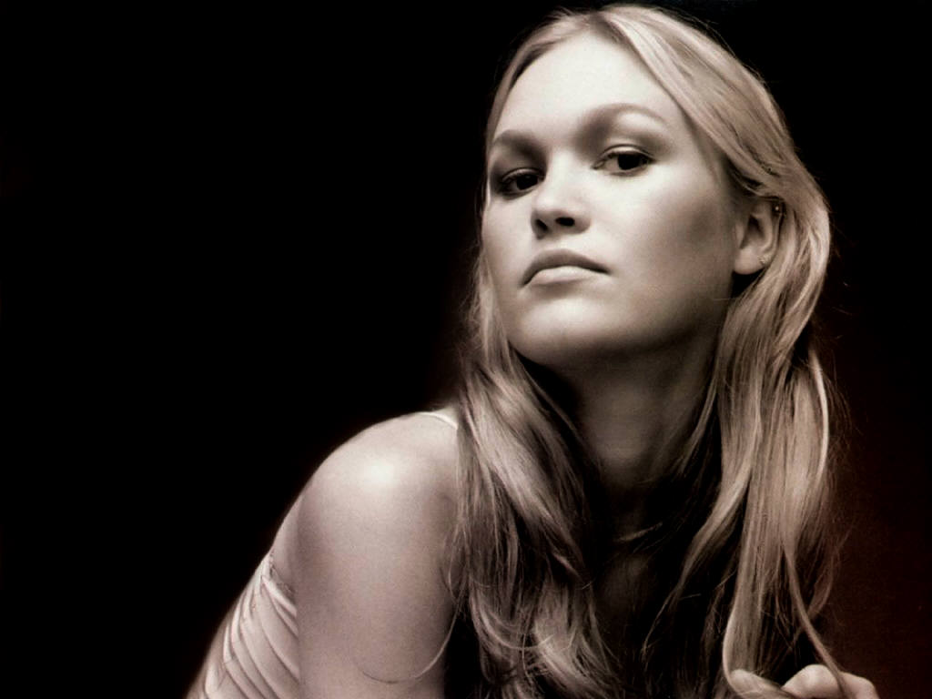 Julia Stiles leaked wallpapers