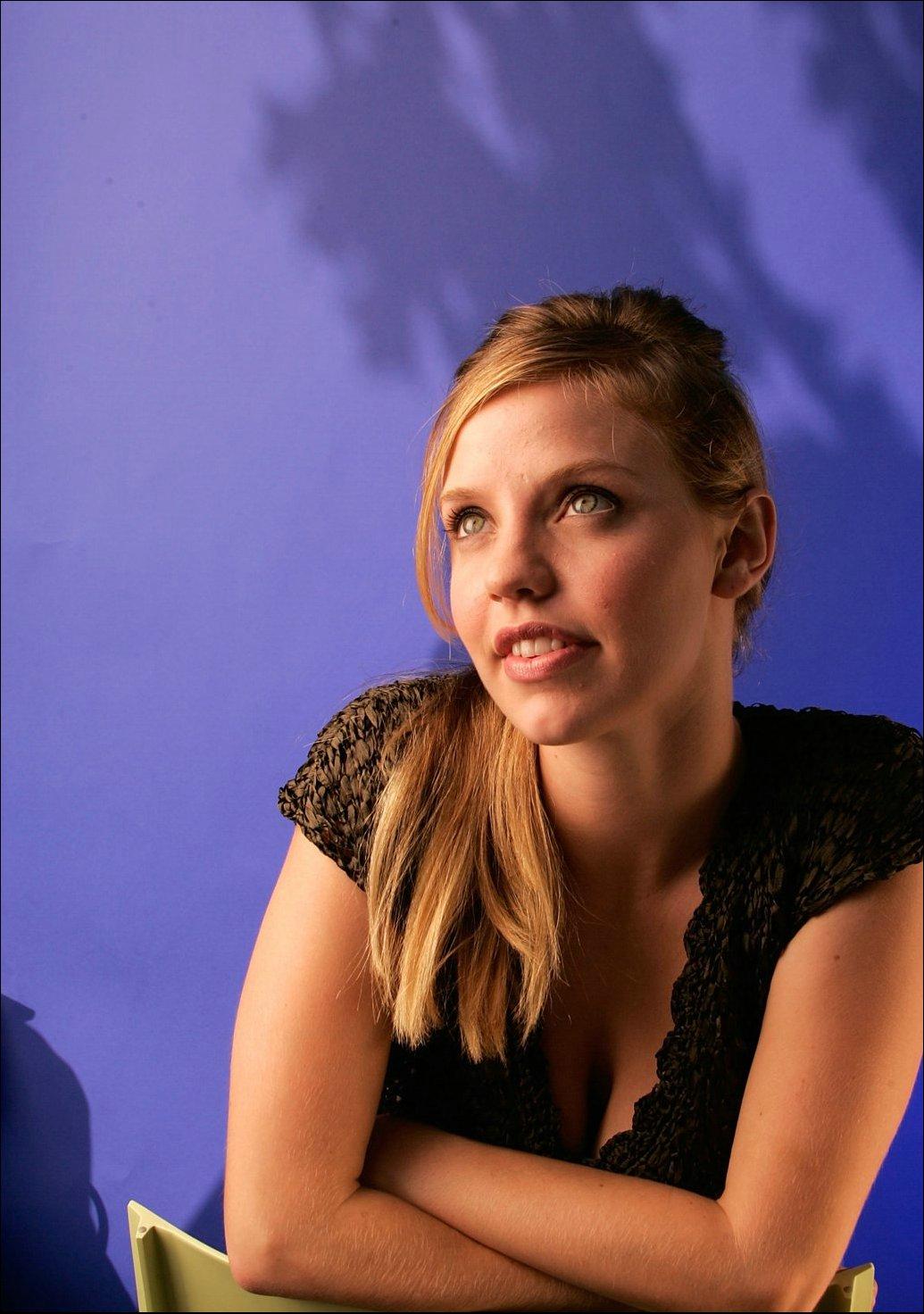 Kelli Garner leaked wallpapers