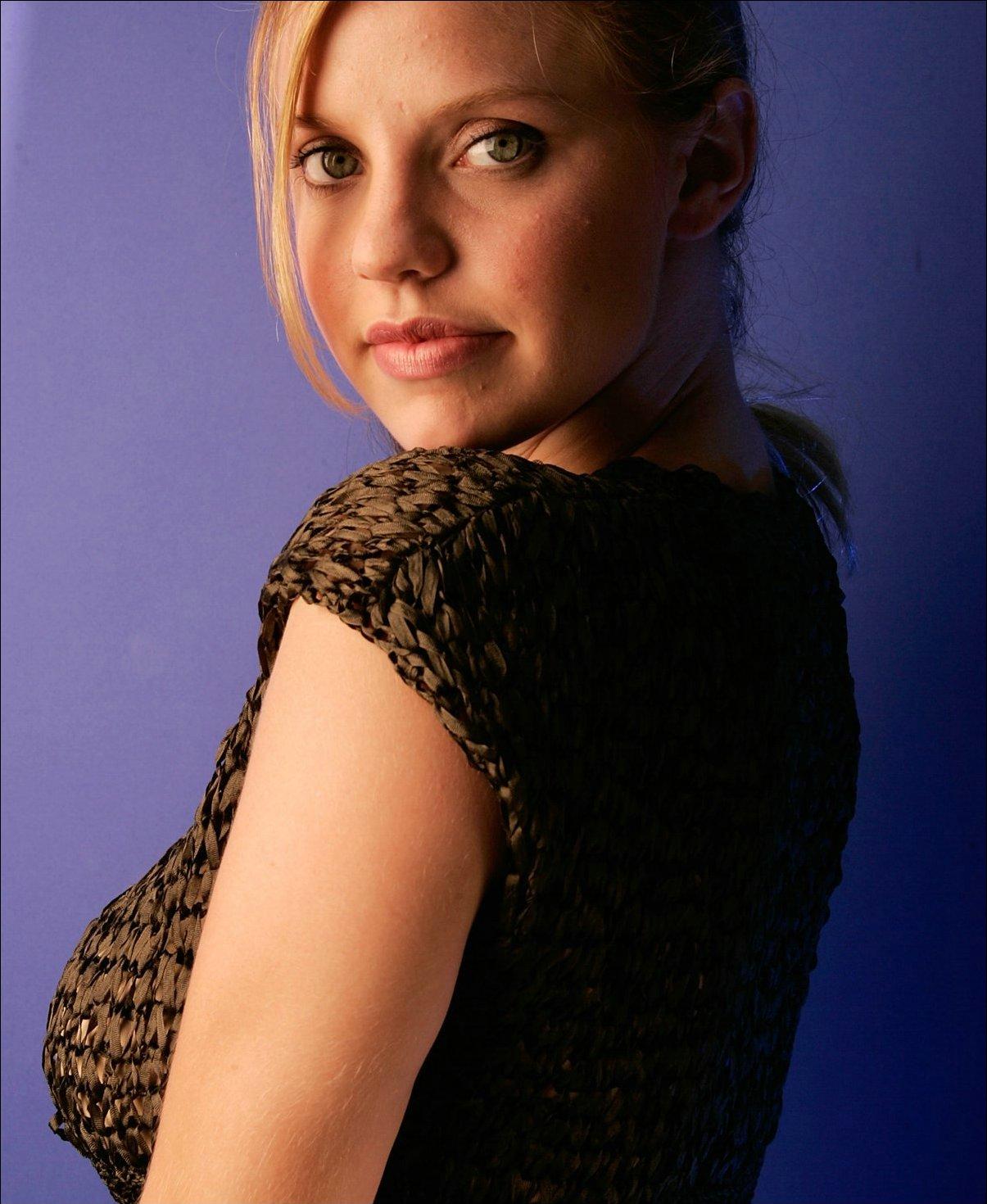 Kelli Garner leaked wallpapers