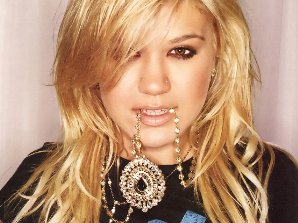 Kelly Clarkson leaked wallpapers