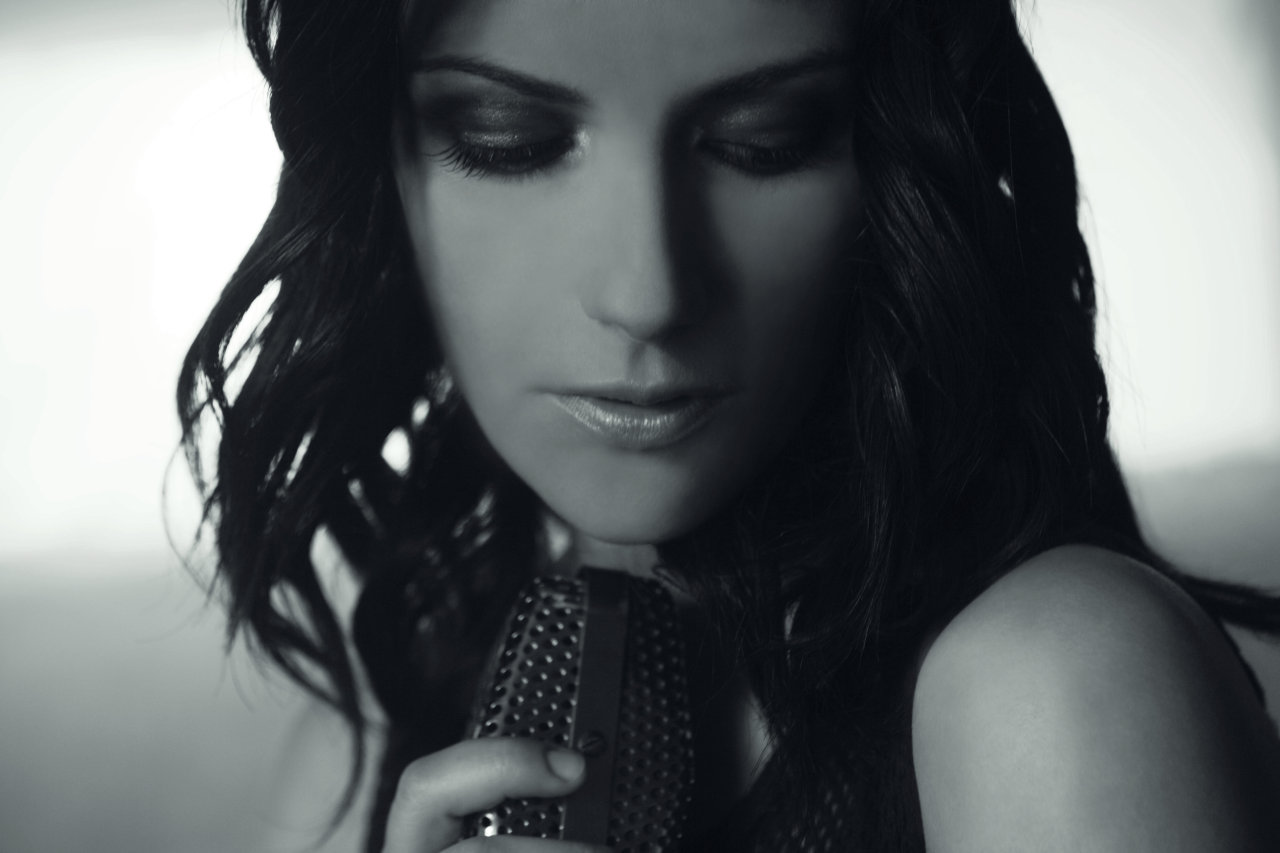 Laura Pausini leaked wallpapers