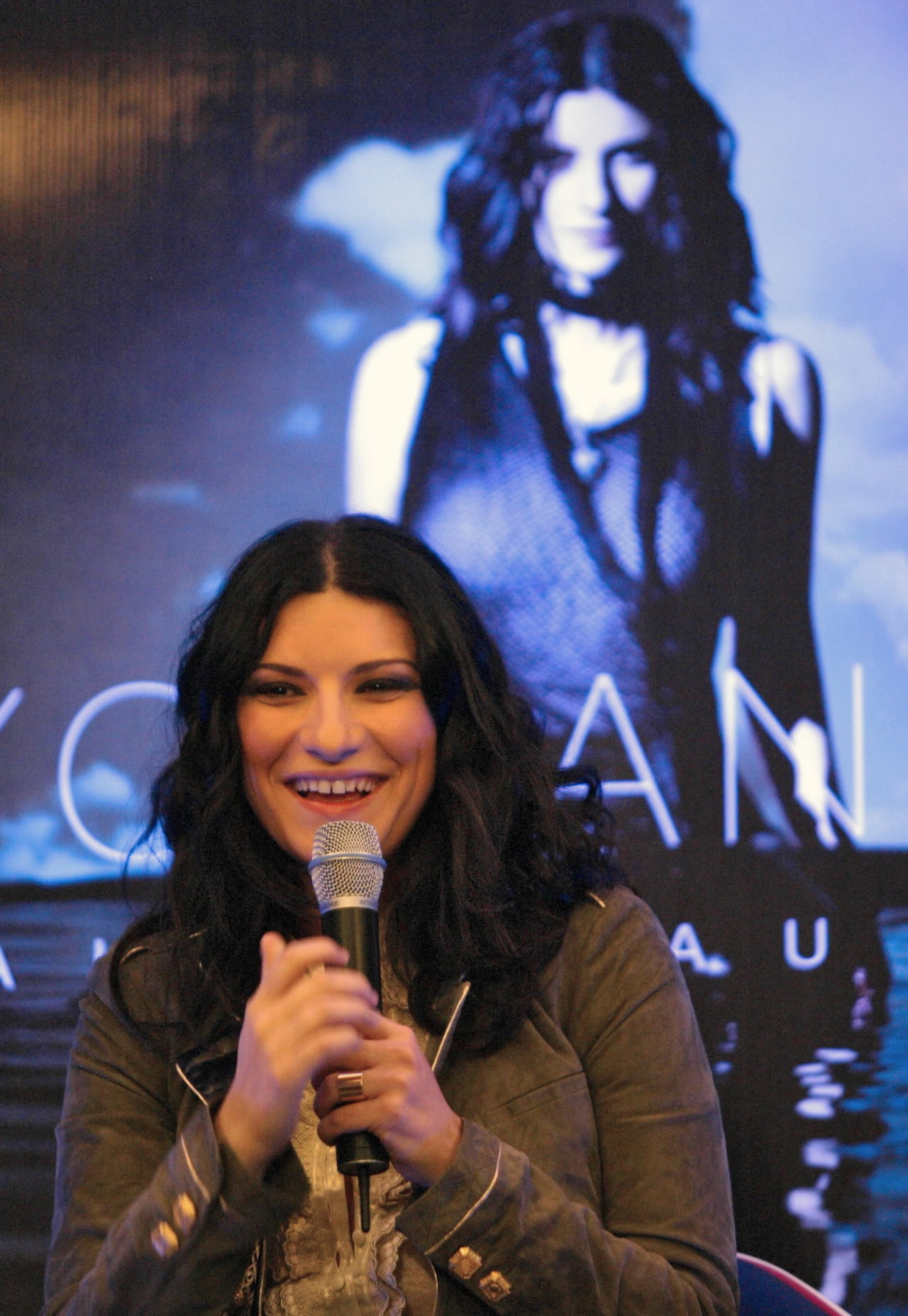 Laura Pausini leaked wallpapers