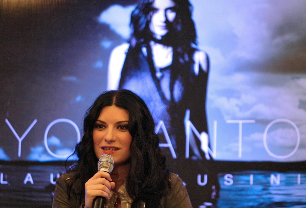 Laura Pausini leaked wallpapers