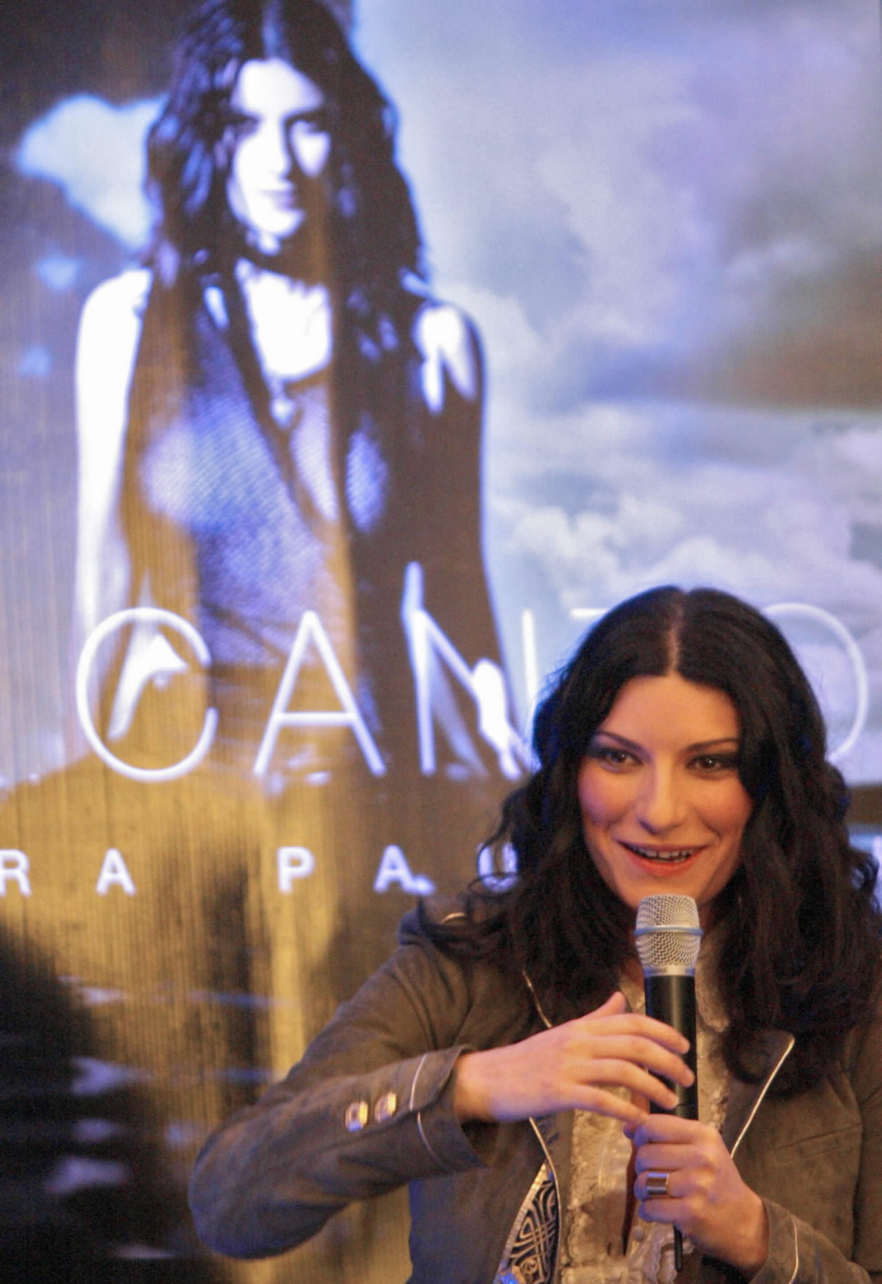 Laura Pausini leaked wallpapers