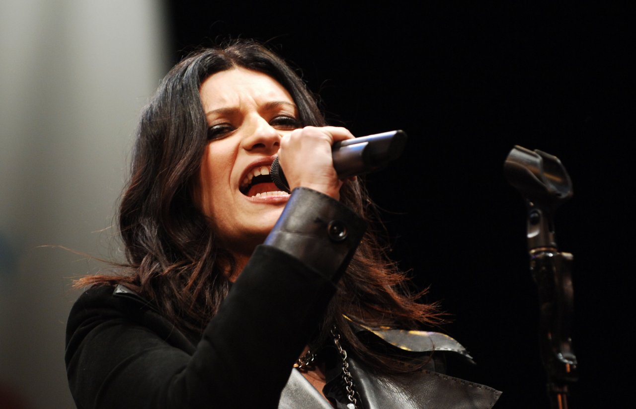 Laura Pausini leaked wallpapers