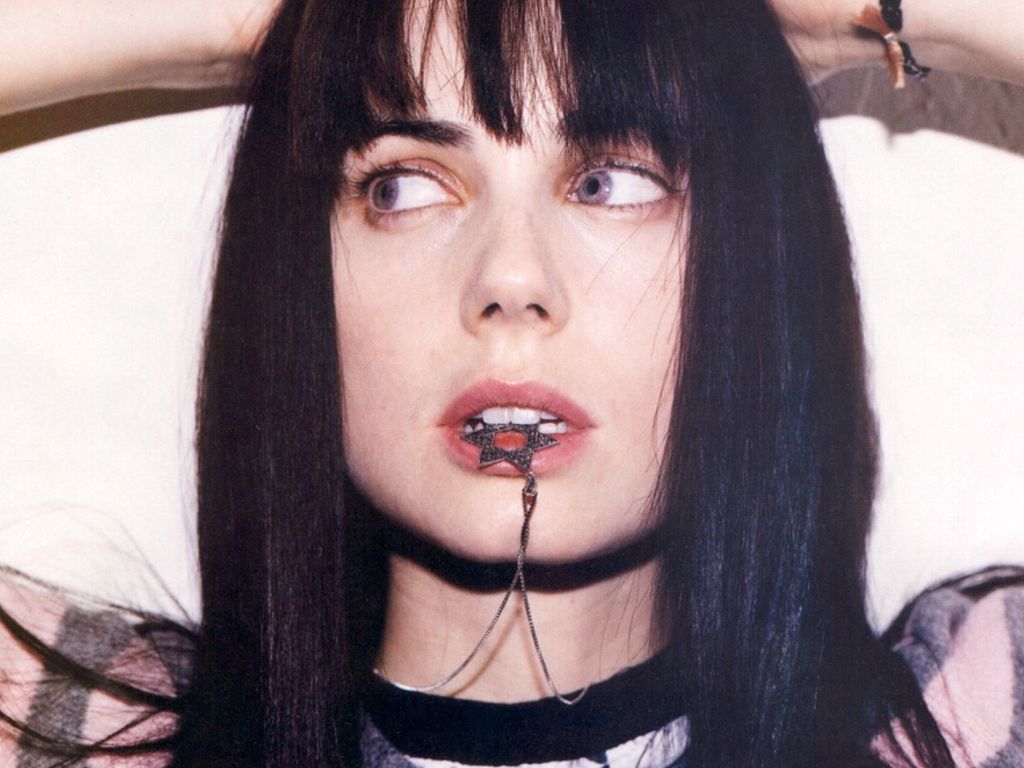 Mia Kirshner leaked wallpapers