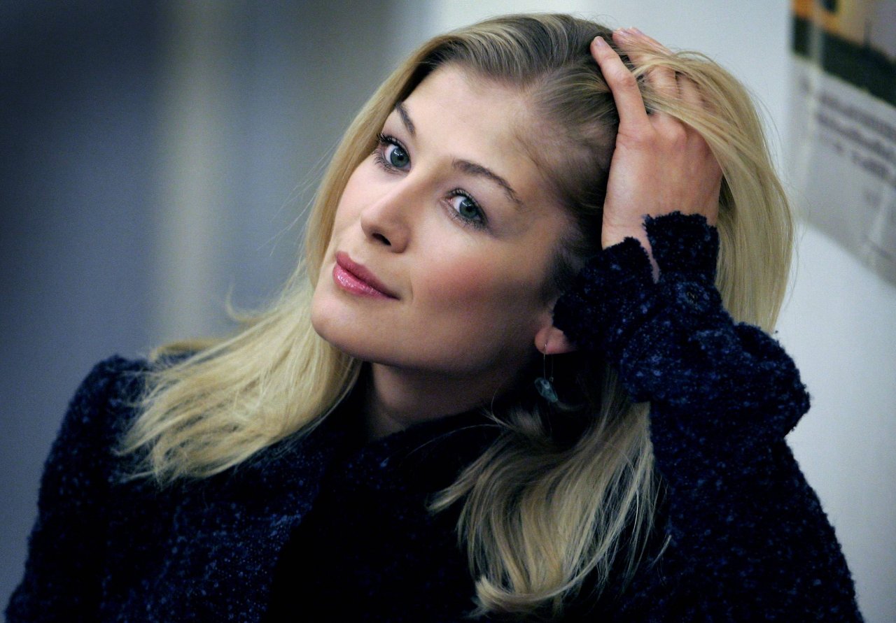 Rosamund Pike leaked wallpapers