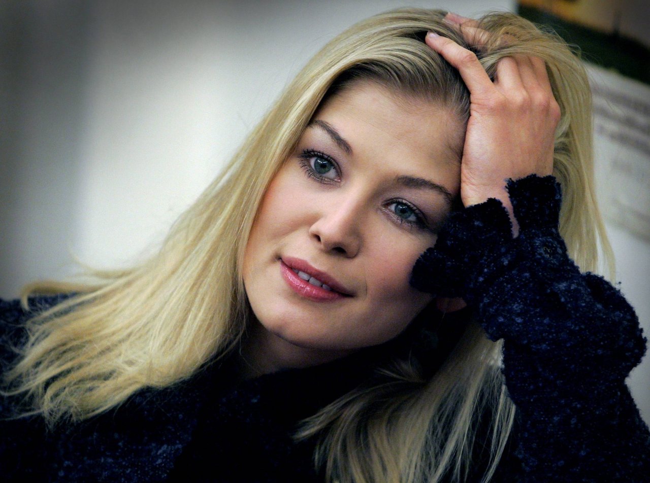 Rosamund Pike leaked wallpapers