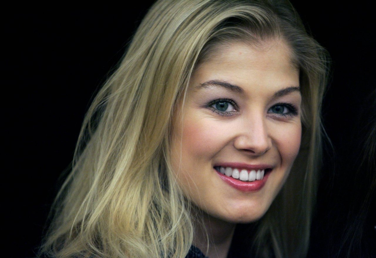 Rosamund Pike leaked wallpapers