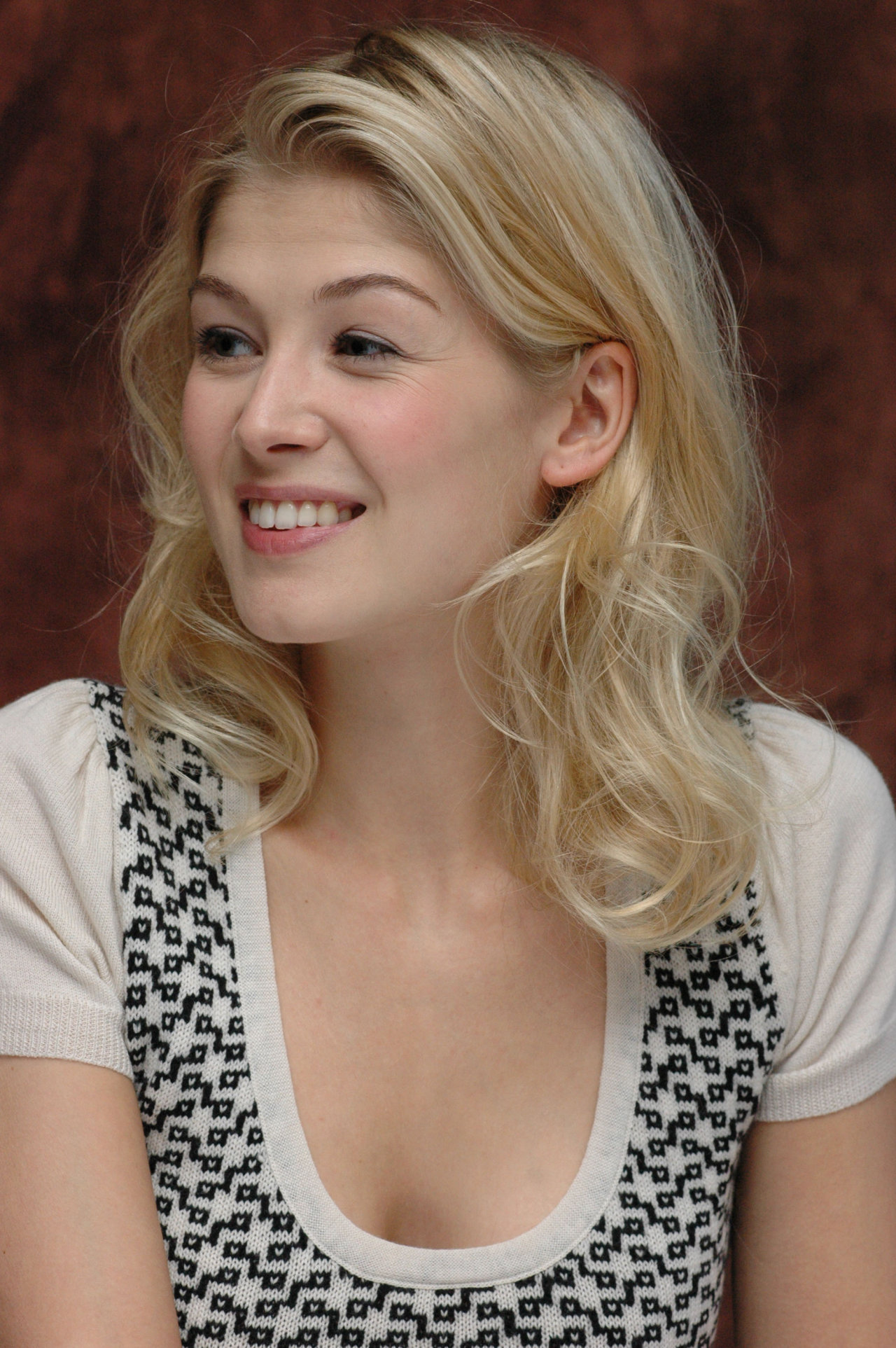 Rosamund Pike leaked wallpapers