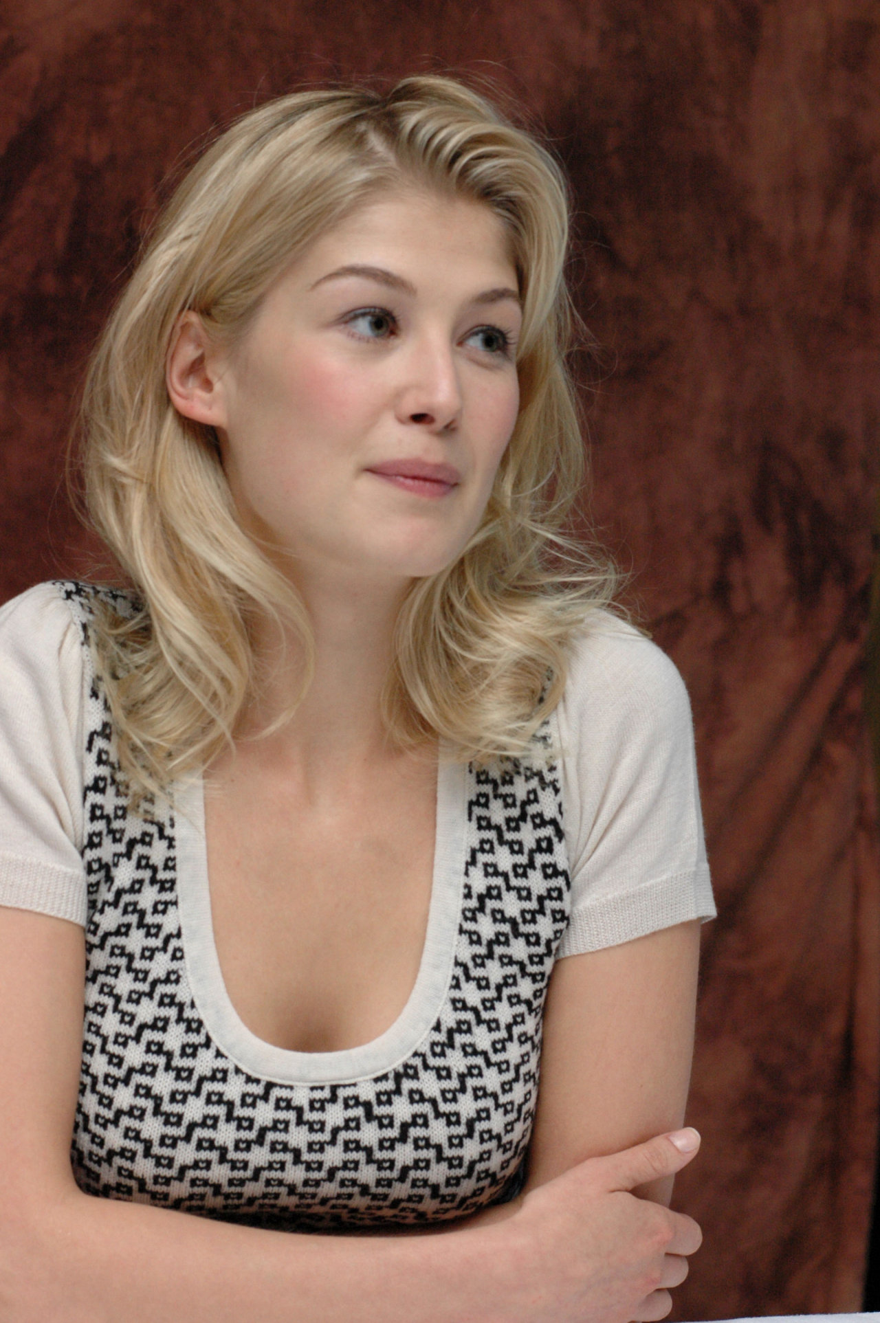 Rosamund Pike leaked wallpapers