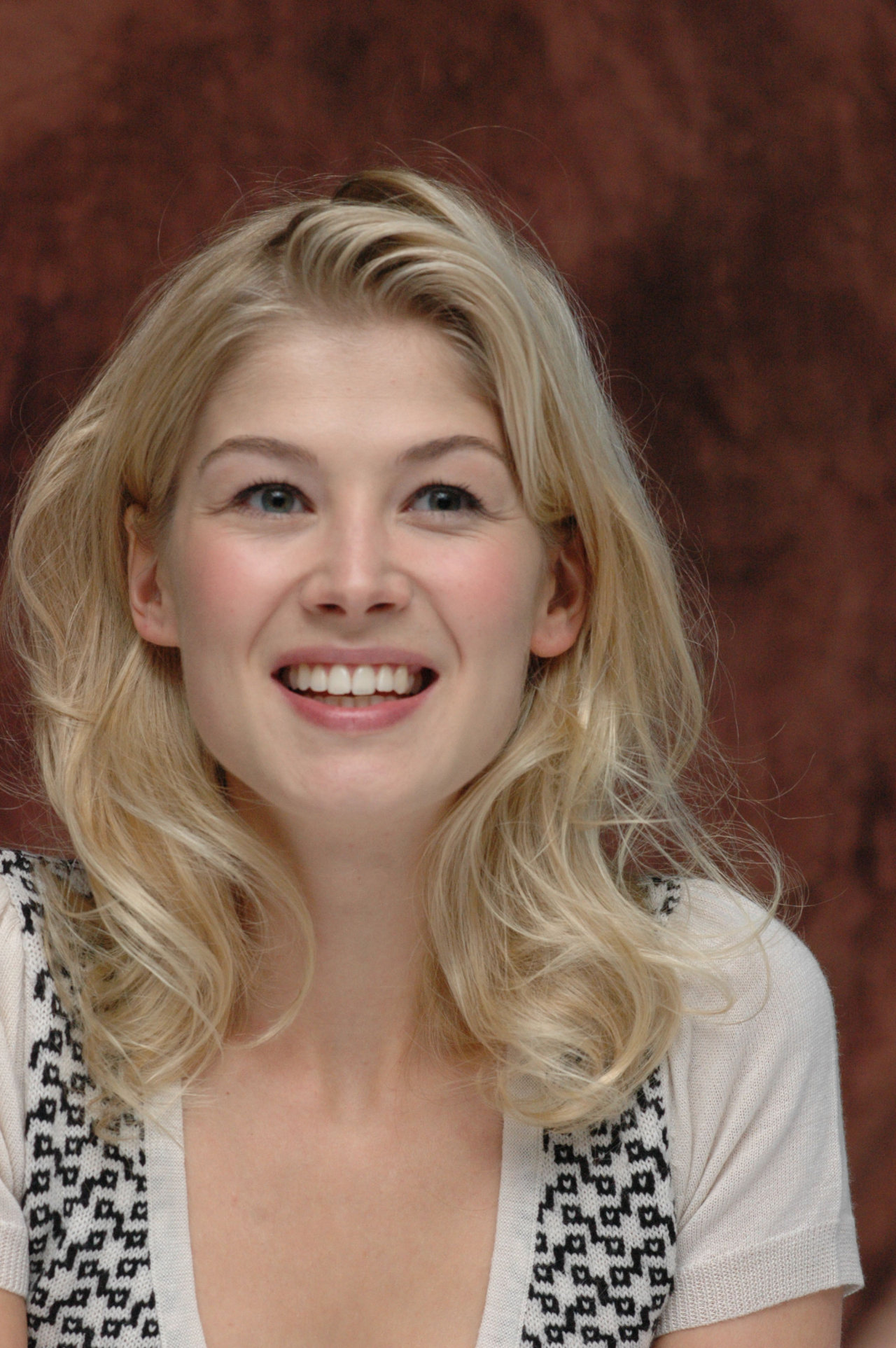 Rosamund Pike leaked wallpapers