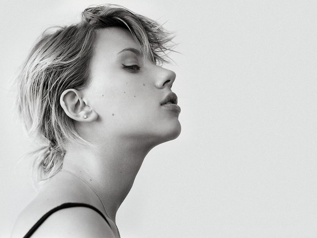 Scarlett Johansson leaked wallpapers