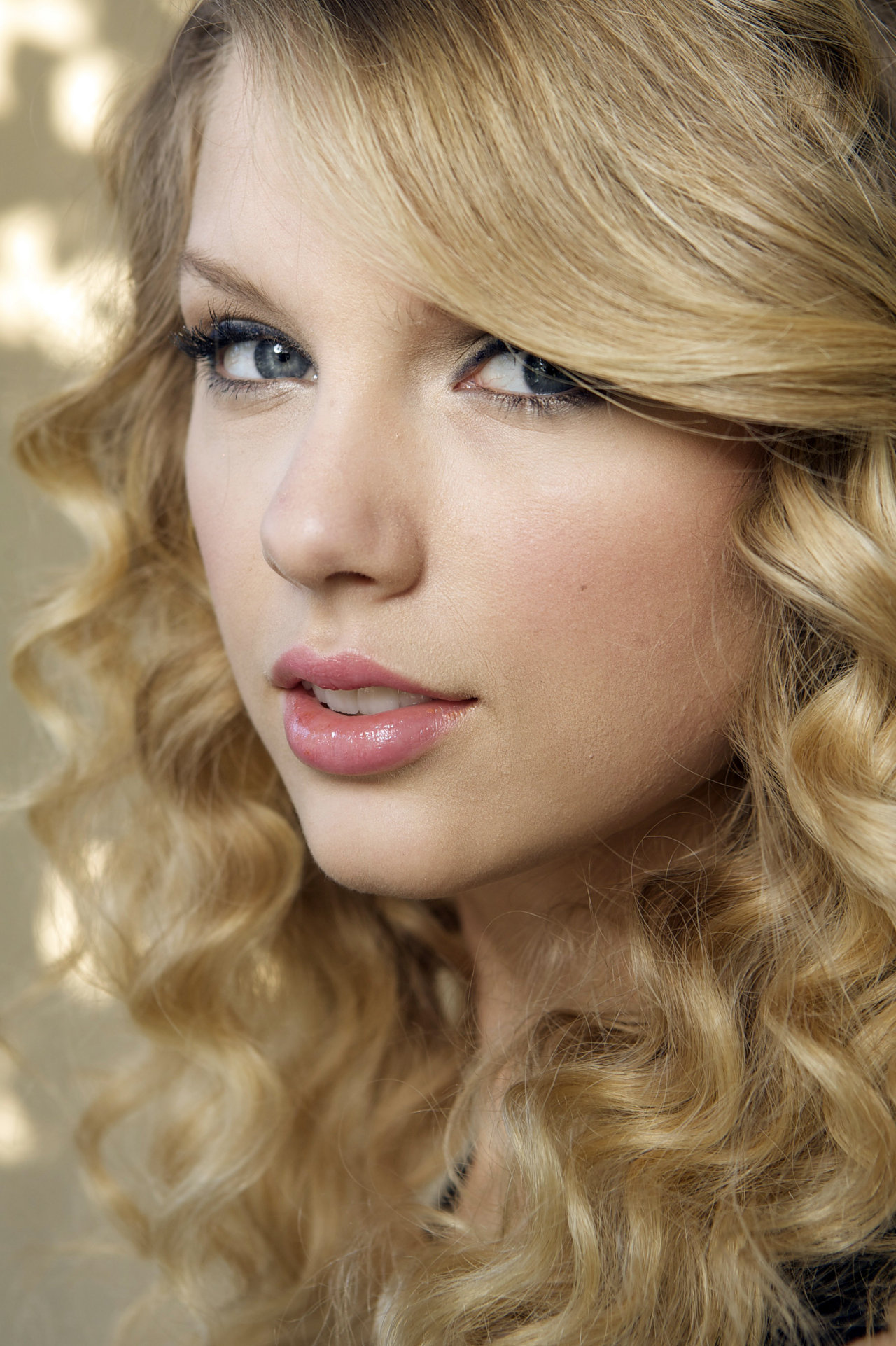 Taylor Swift leaked wallpapers