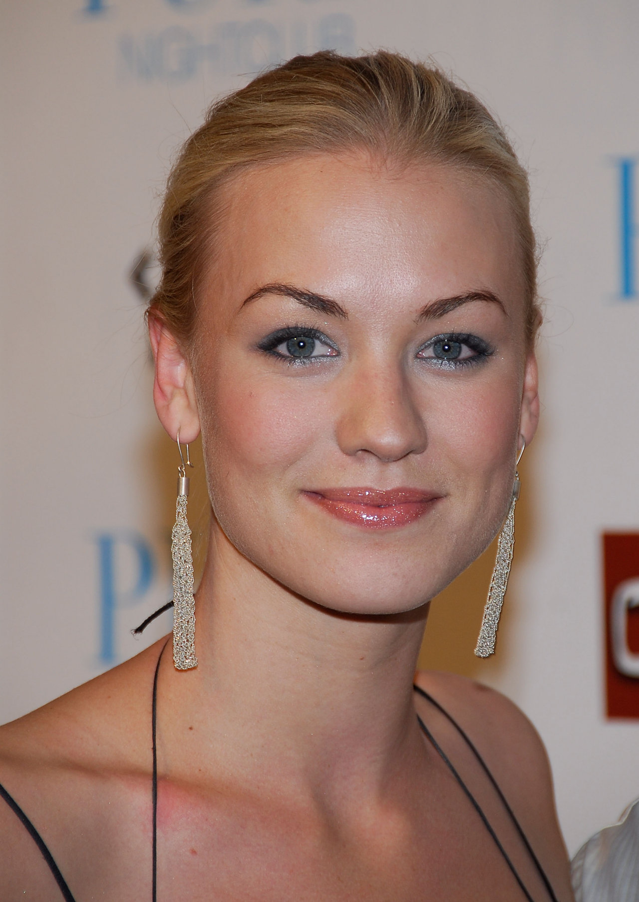 Yvonne Strahovski leaked wallpapers