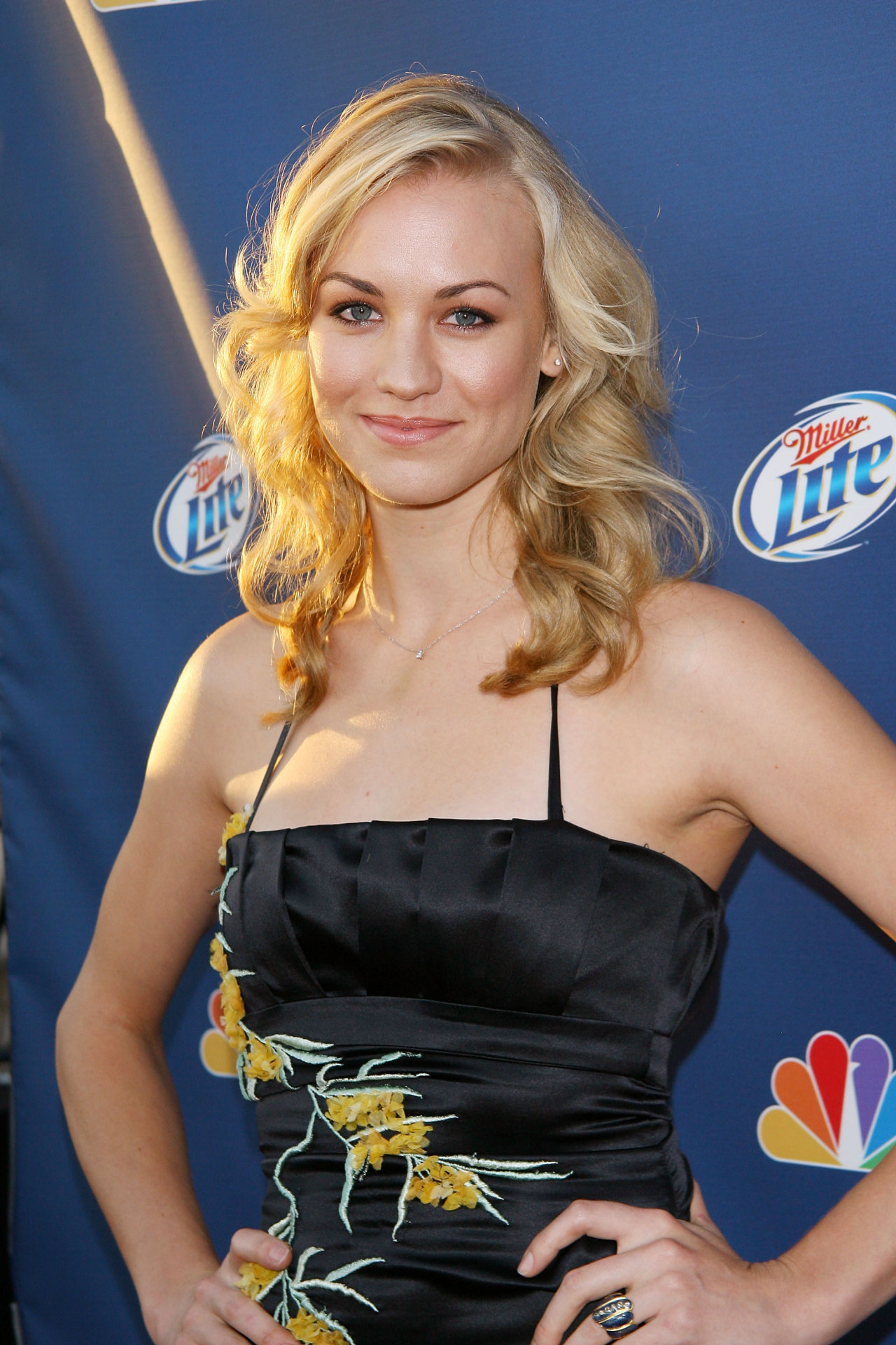 Yvonne Strahovski leaked wallpapers