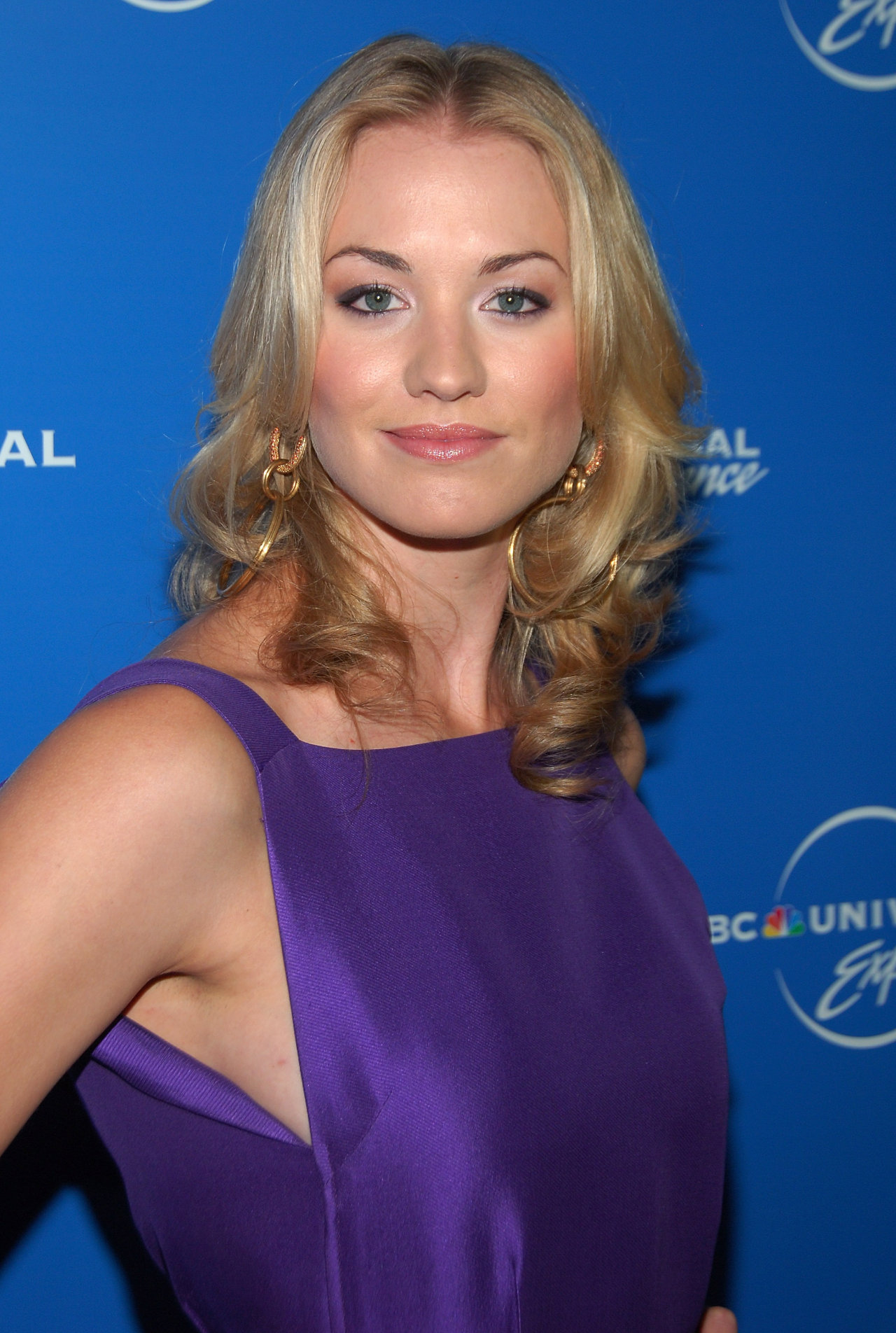 Yvonne Strahovski leaked wallpapers