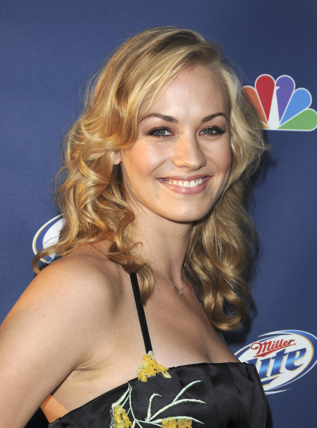 Yvonne Strahovski leaked wallpapers