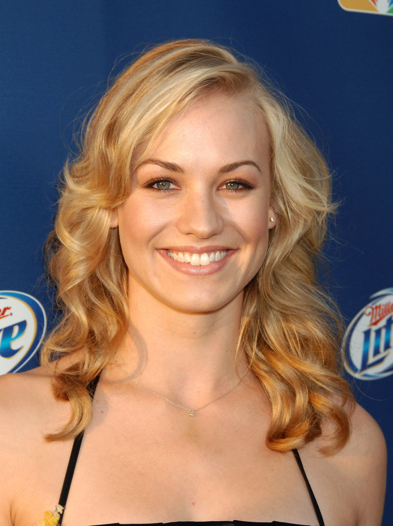 Yvonne Strahovski leaked wallpapers