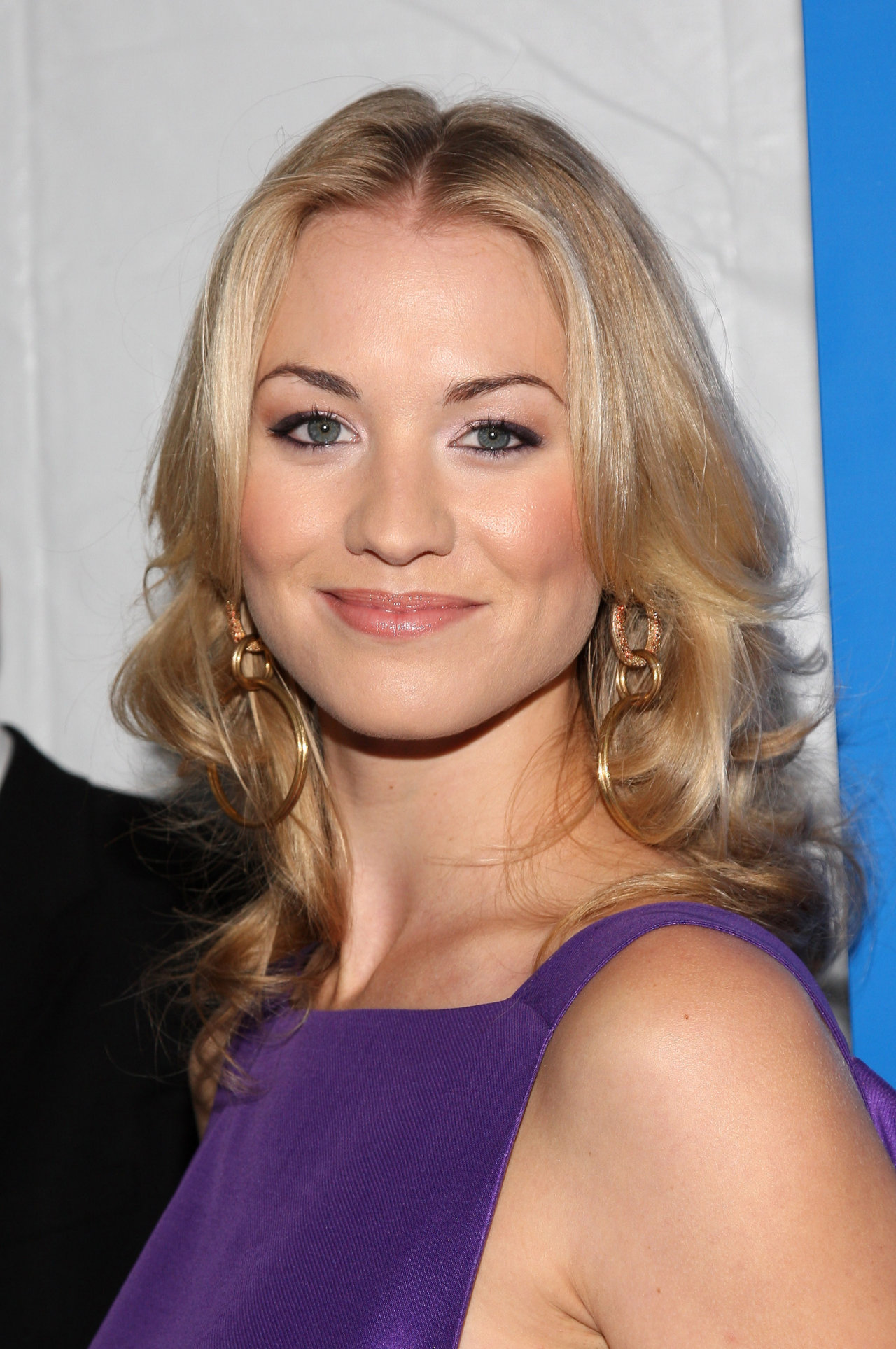 Yvonne Strahovski leaked wallpapers