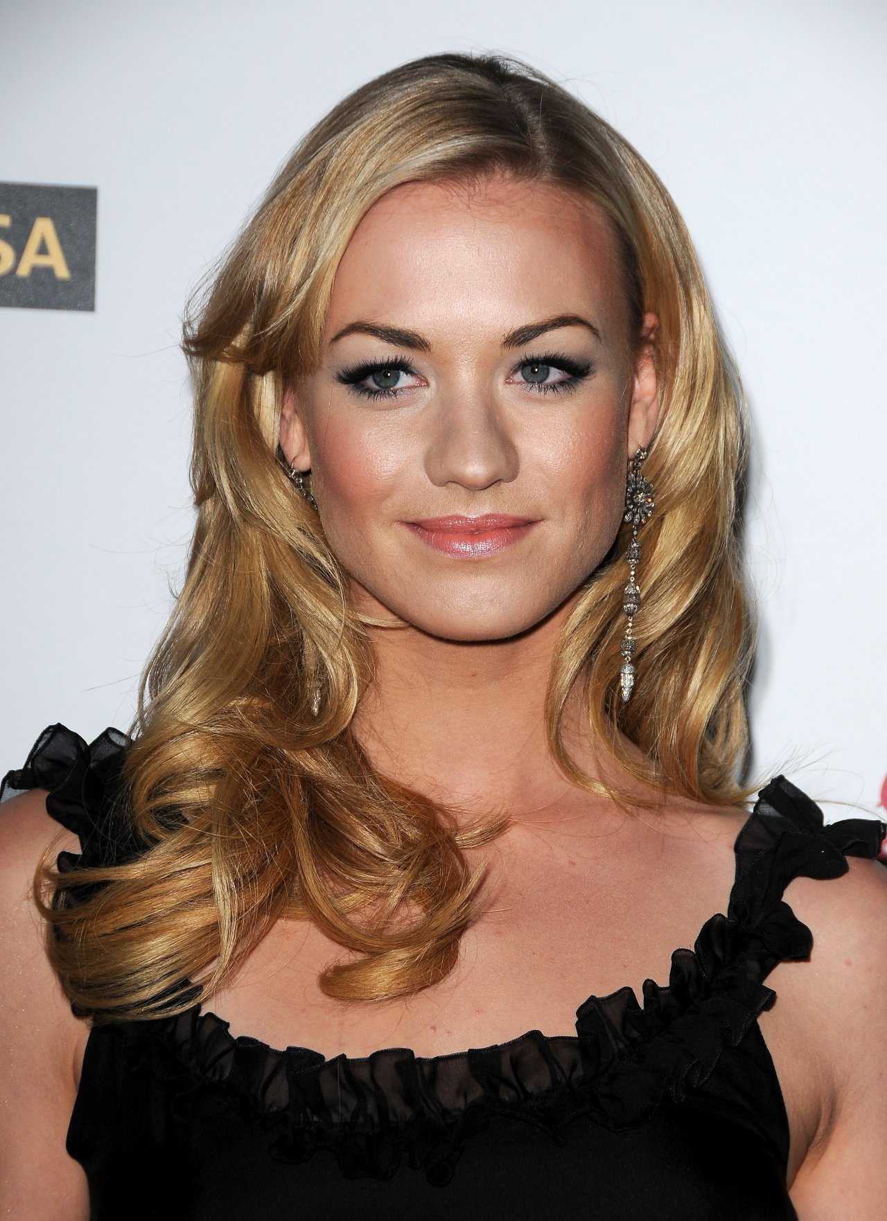 Yvonne Strahovski leaked wallpapers