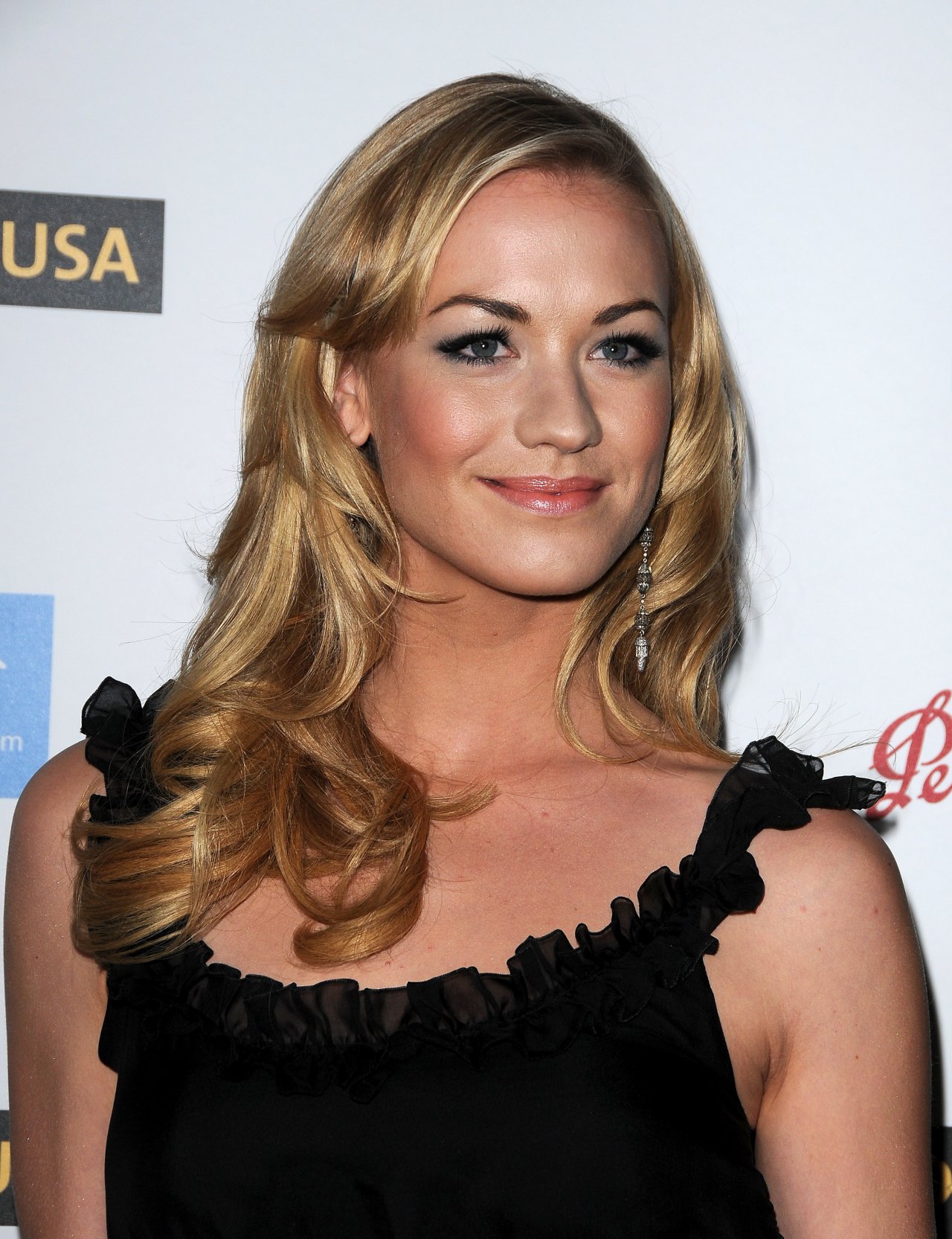 Yvonne Strahovski leaked wallpapers