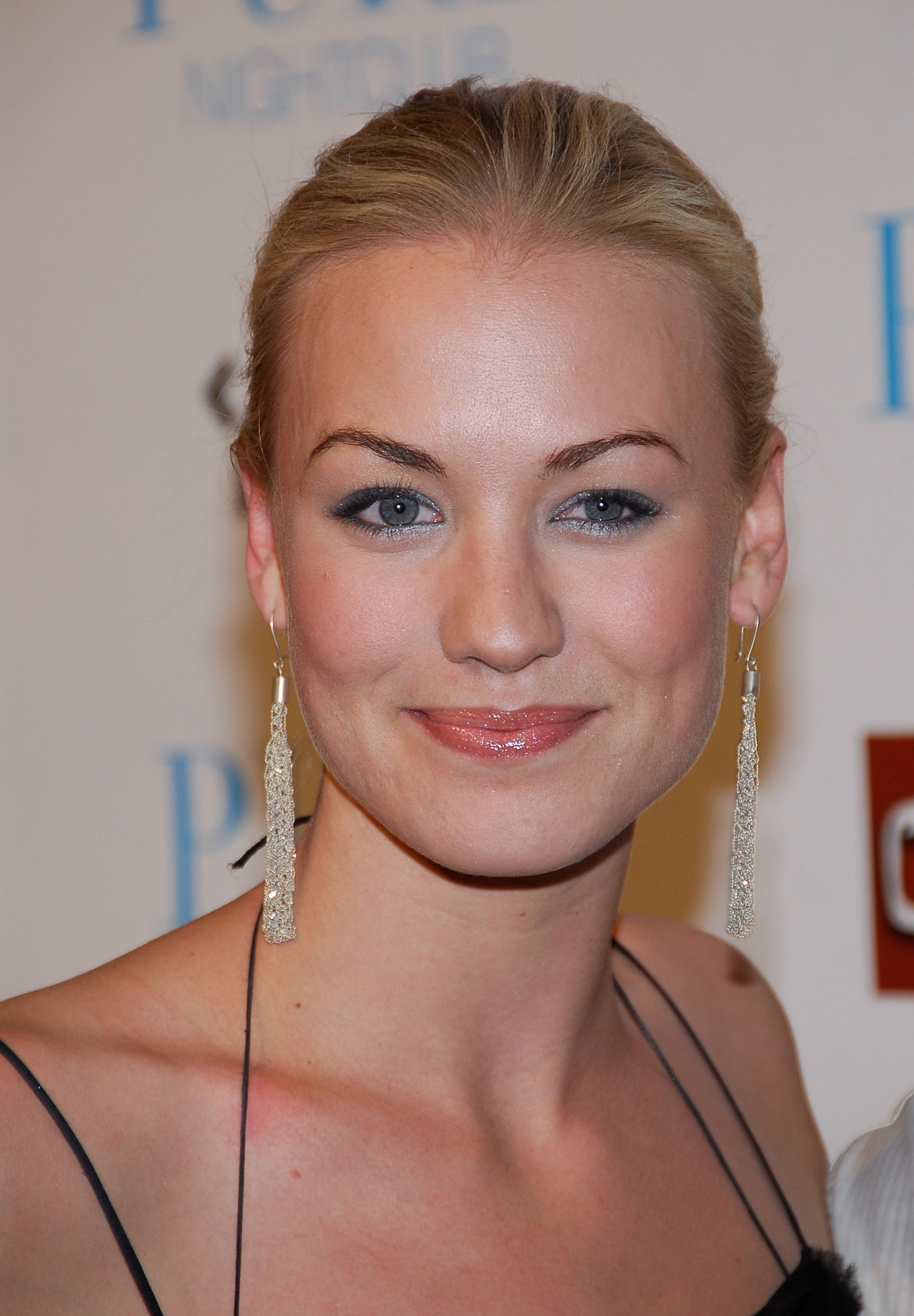 Yvonne Strahovski leaked wallpapers